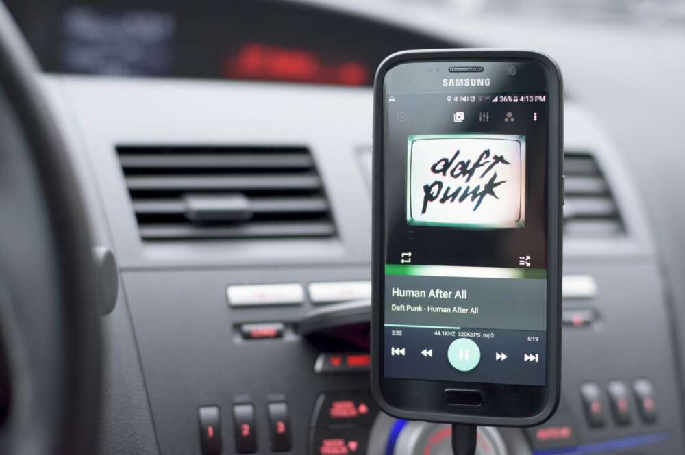 Cómo reproducir música del móvil en una radio de coche sin Bluetooth