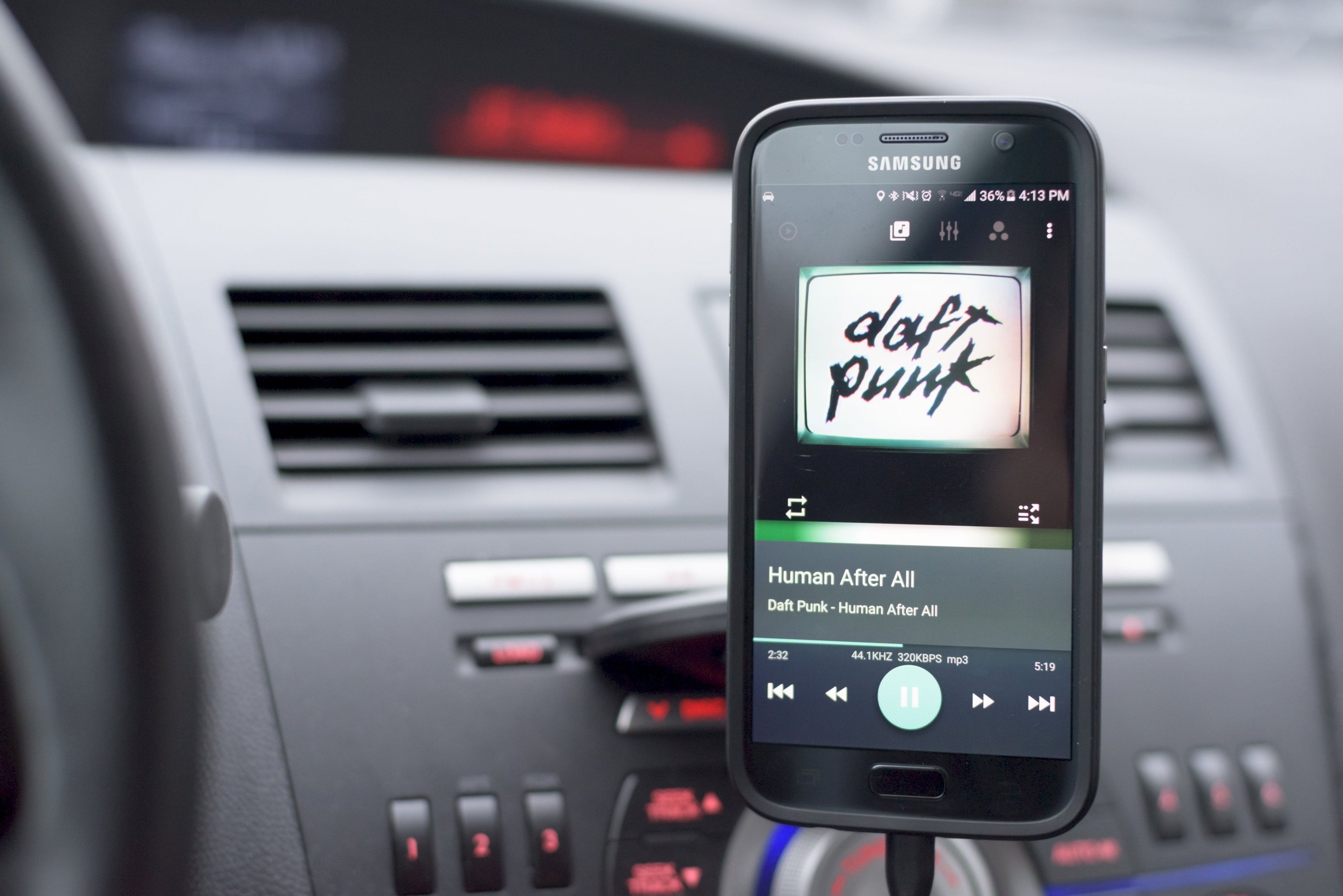 Desfavorable diseñador inundar Cómo reproducir música del móvil en una radio de coche sin Bluetooth -  Economía Digital