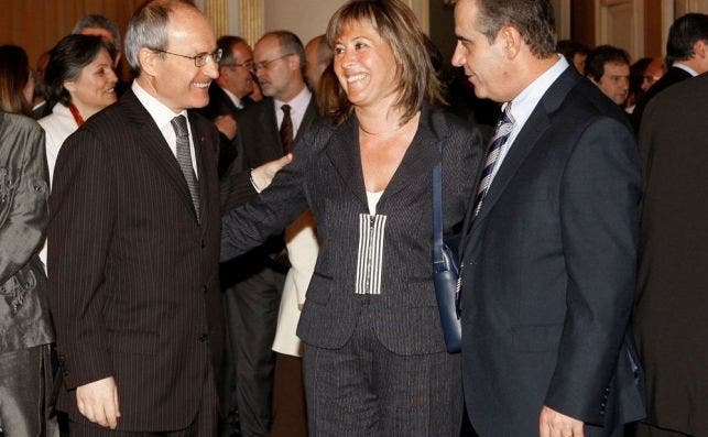 Imagen de archivo. Nuria Marín y Celestino Corbacho, unos días después de que en abril de 2008 le cediera la alcaldía de L’Hospitalet de Llobregat, conversan con José Montilla, en aquel entonces presidente de la Generalitat. /EFE/Toni Garriga