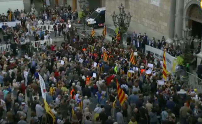 muchedumbre manifestacion anc omnium quim torra despedida inhabilitacion