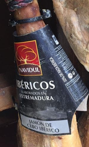 NAVIDUL. 27 09 2019. ETIQUETADO DEFECTUOSO DE UNA PIEZA DE JAMÓN DE CEBO IBÉRICO. COLOCACIÓN INCORRECTA DE LOS PORCENTAJES DE RAZA Y COLOR INADECUADO DEL PRECINTO DE NORMA (1)