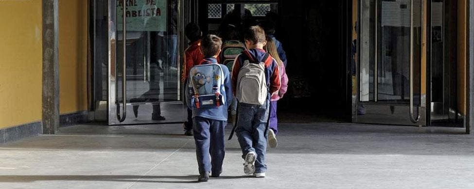 Los niños entrando en la escuela
