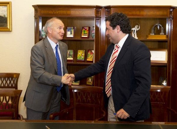 Pablo Raventós, director general de Unipost, con el presidente de la diputación de Castellón, Javier Moliner