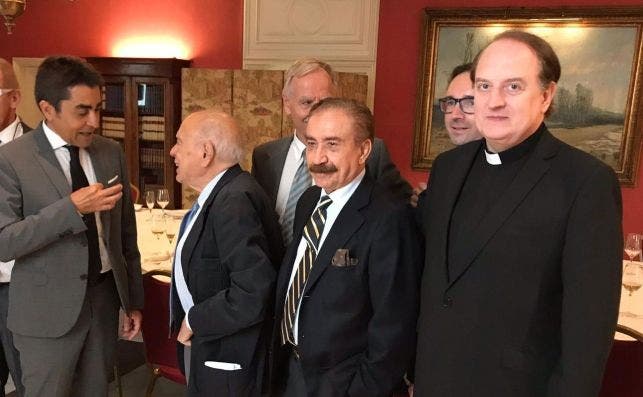 JoEl almuerzo de la peña Las Alforjas tuvo dos protagonistas: Jordi Pujol y el Padre Apeles, momentos antes del almuerzo en el Círculo Ecuestre. 