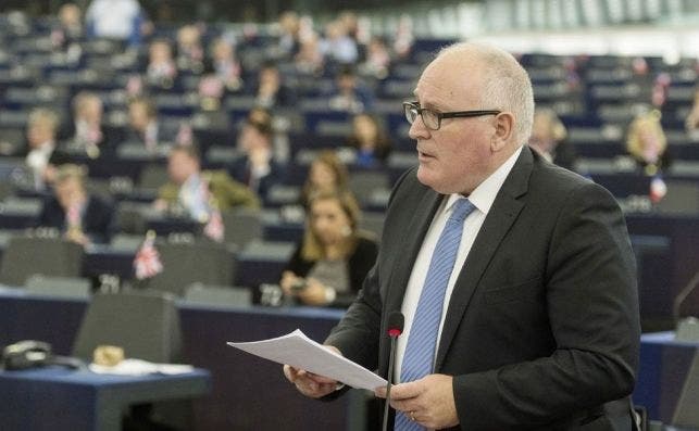  El vicepresidente primero de la Comisión Europea, Frans Timmermans, pronuncia su discurso durante el debate pactado por la mayoría de grupos políticos. Europa da un espaldarazo al Gobierno ante el 1-O. EFE