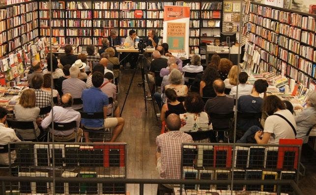 Los asistentes a la presentación de 'La España de las ciudades', de Gerardo Pisarello. ED