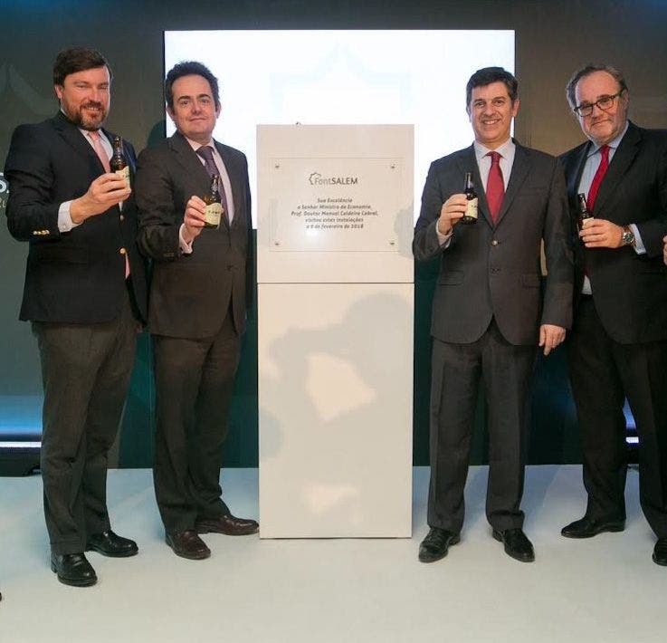 Demetrio Carceller (derecha) en el anuncio de la ampliación de la fábrica de Font Salem en Portugal.