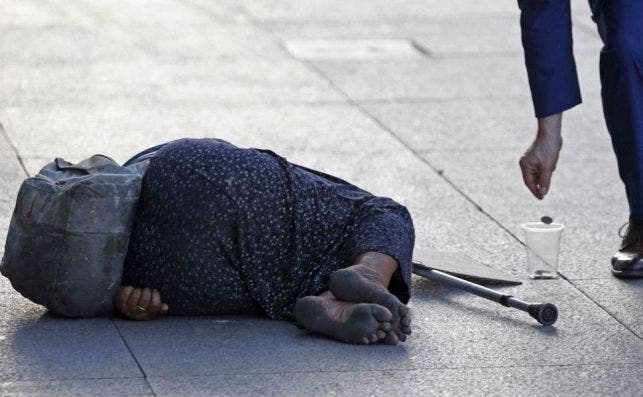 Una mujer en situación de pobreza.