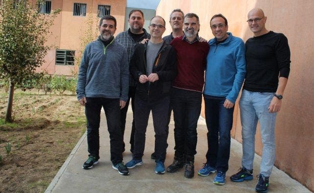 De izquierda a derecha: Jordi Sànchez, Oriol Junqueras, Jordi Turull, Joaquim Forn, Jordi Cuixart, Josep Rull y Raül Romeva, en la cárcel de Lledoners. Foto: Òmnium