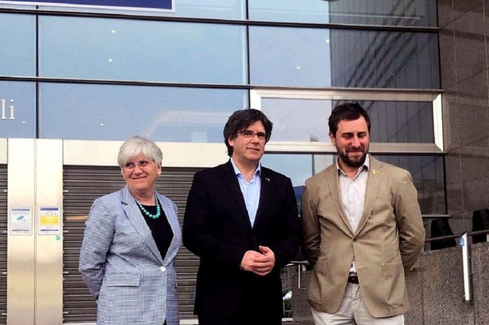 La exconsejera de Enseñanza, Clara Ponsatí, junto con el expresidente catalán Carles Puigdemont y el exconsejero de Salud, Toni Comín, en Bruselas, el 26 de mayo de 2019 | EFE/LM/Archivo