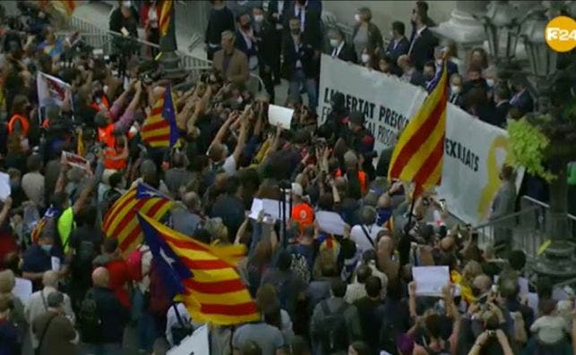 quim torra pancarta presos independentistas manifestacion distancia seguridad