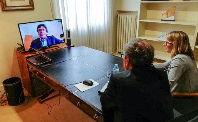 Torra, con Elsa Artadi, en videoconferencia con Puigdemont