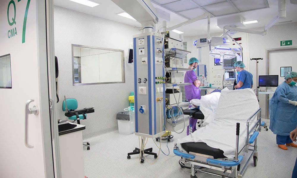 Imagen del interior de un quirófano de cirujía, un servicio que se ha visto desmantelado por la llegada de pacientes de coronavirus en la segunda oleada. EFE/Archivo