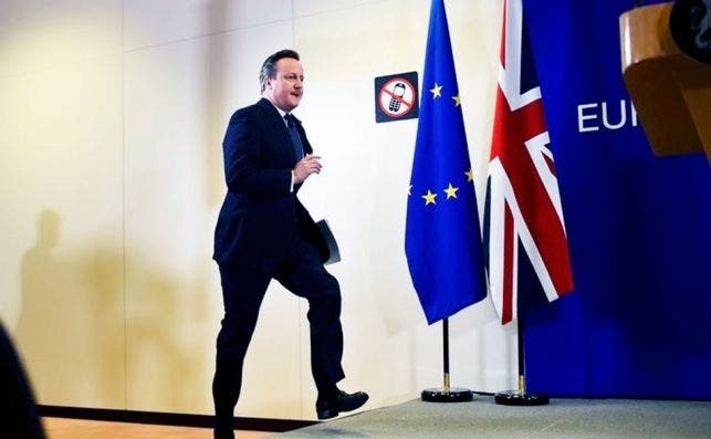 El primer ministro británico, David Cameron, sube al escenario para dirigirse a los medios después de una reunión de líderes europeos en Bruselas, Bélgica, el 19 de febrero de 2016. REUTERS/Dylan Martinez