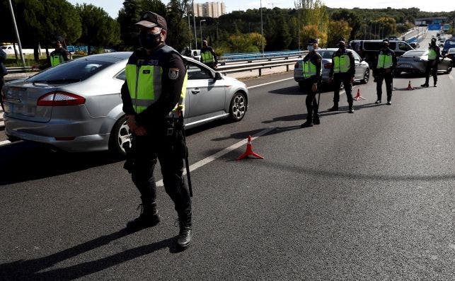 Punto de control de policía./ EFE