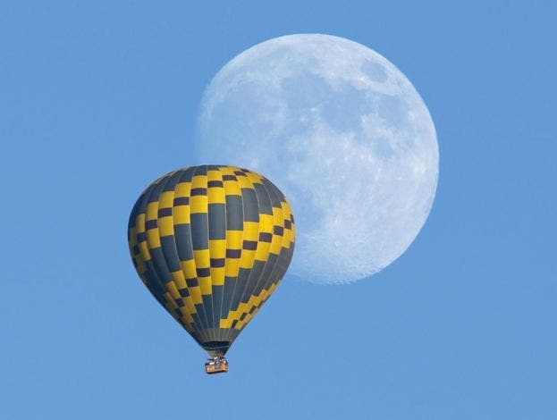 Un globo ante la luna llena cerca de Encinitas (California)
