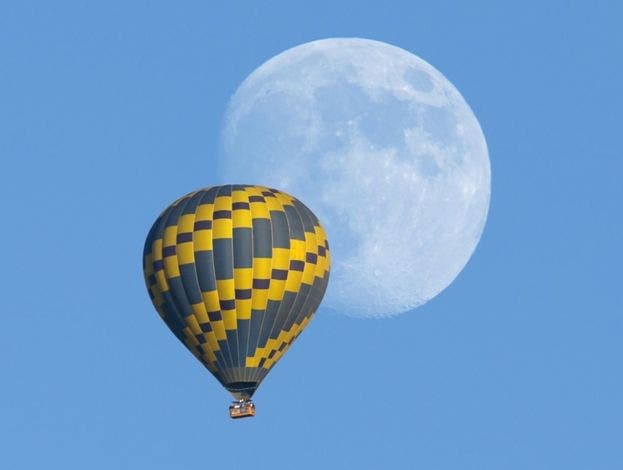 Un globo ante la luna llena cerca de Encinitas (California) Un globo ante la luna llena cerca de Encinitas (California)