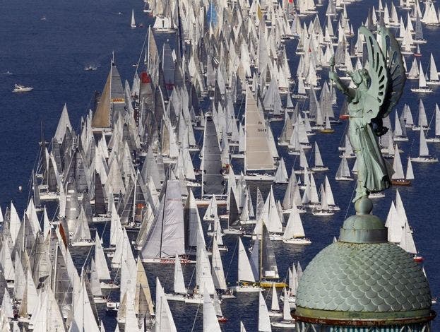 El inicio de la Regata Barcolana en el puerto de Trieste, en el norte de Italia El inicio de la Regata Barcolana en el puerto de Trieste, en el norte de Italia