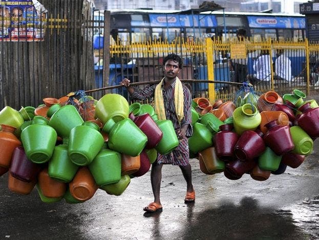 Un hombre carga garrafas vacías de agua en un mercado de Bangalore, en el sur de India