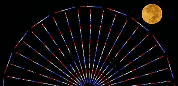 La luna tras una noria en el puerto de Santa Monica (California) tras un eclipse lunar, también conocida como luna de sangre por su color La luna tras una noria en el puerto de Santa Monica (California) tras un eclipse lunar, también conocida como luna de sangre por su color