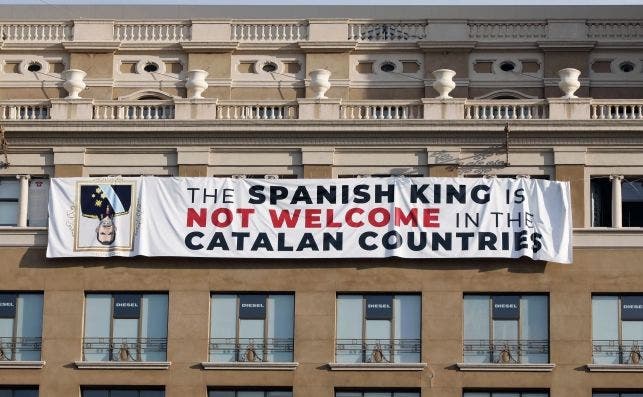 Pancarta contra el Rey Felipe VI en la Plaza de Cataluña. /EFE