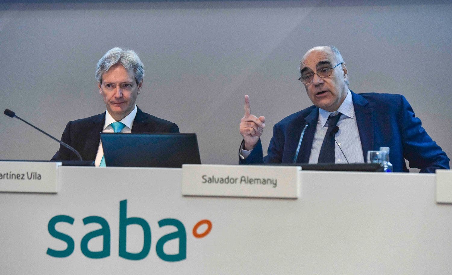 Oferuje studia La Caixa Sabie i negocjuje z Interparking