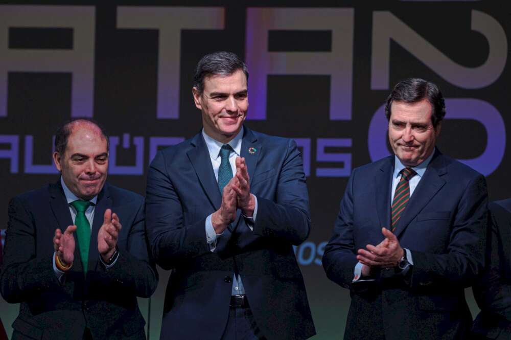 El presidente del Gobierno, Pedro Sánchez, junto al presidente de la CEOE, Antonio Garamendi, en el congreso de ATA / EFE