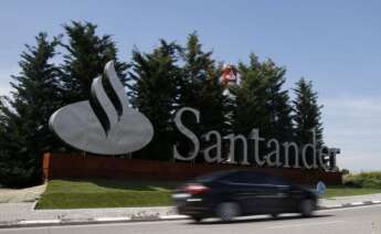Logo del Banco Santander en la entrada de su sede en Boadilla del Monte. EFE