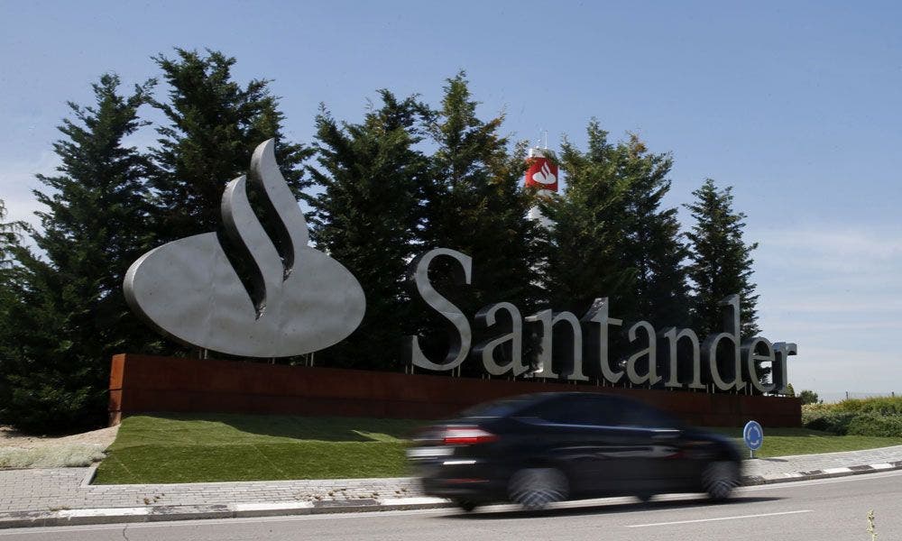 Logo del Banco Santander en la entrada de su sede en Boadilla del Monte. EFE