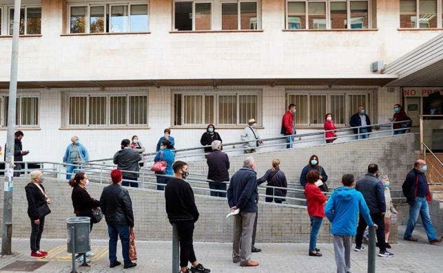 Aspecto de la entrada del Centro de Atención Primaria (CAP) Just Oliveras de L'Hospitalet (Barcelona) este martes. EFE/Alejandro García