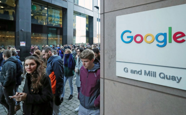 Trabajadores de la oficina de Google en Londres en una protesta contra los casos de abuso sexual en la compañía. Foto: Twitter