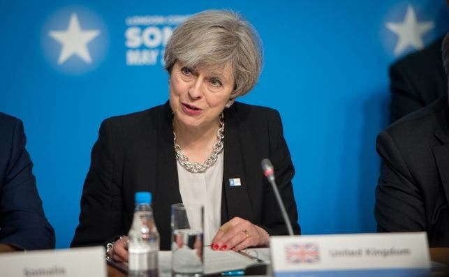 Mientras Theresa May está tratando de aprobar su acuerdo para el brexit, los bancos ya han hecho las maletas | Fuente: Wikimedia