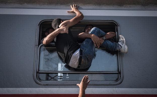 http://www.economiadigital.es/uploads/s1/36/34/50/-sergey-ponomarev-reporting-europe-s-refugee-crisis-02-63450.jpg?t=1455903061