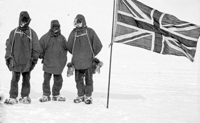 La expedición comandada por Shacleton junto a la bandera británica