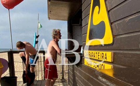 Fernando Simón, practicando surf en el Algarve (Portugal). Foto: Abc