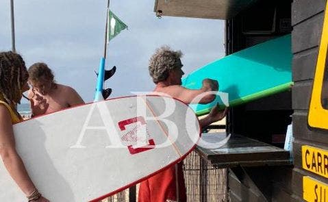 Fernando Simón, practicando surf en el Algarve, Portugal. Foto: Abc