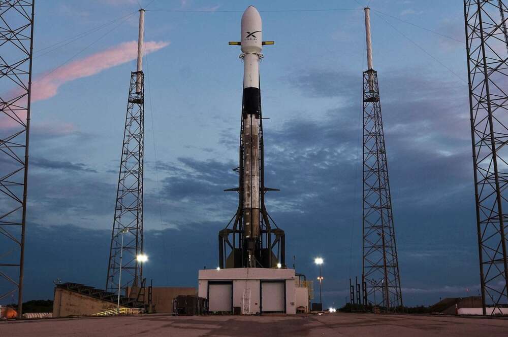 un cohete SpaceX Elon Musk, competidor de Jeff Bezos