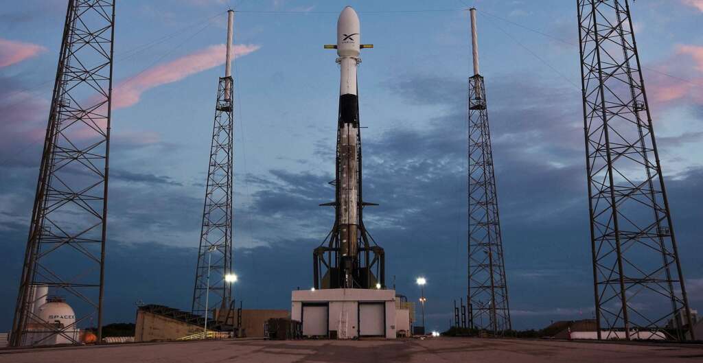 un cohete SpaceX Elon Musk, competidor de Jeff Bezos