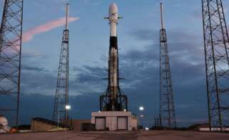 El Falcon 9 con uno de los satélites de Starlink que se lanzarán este jueves a la órbita baja de la Tierra. Foto: Spacex