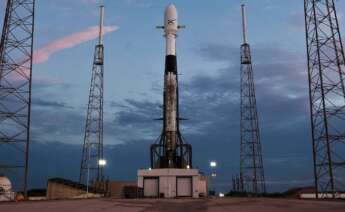 un cohete SpaceX Elon Musk, competidor de Jeff Bezos