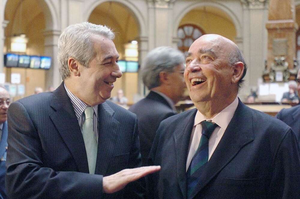 El presidente de Técnicas Reunidas, José LLadó (d), conversa con el presidente de Bolsas y Mercados Españoles (BME), Antonio Zoido. EFE/Juan M. Espinosa