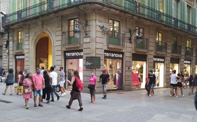 El palacio Castell de Pons, de la plaza de la Cucurulla de Barcelona, acoge la principal tienda de la italiana Terranova en España. En sus bajos estaban hasta 2016 las centenarias Filatelia Monje y la chocolatería Fargas. /ED