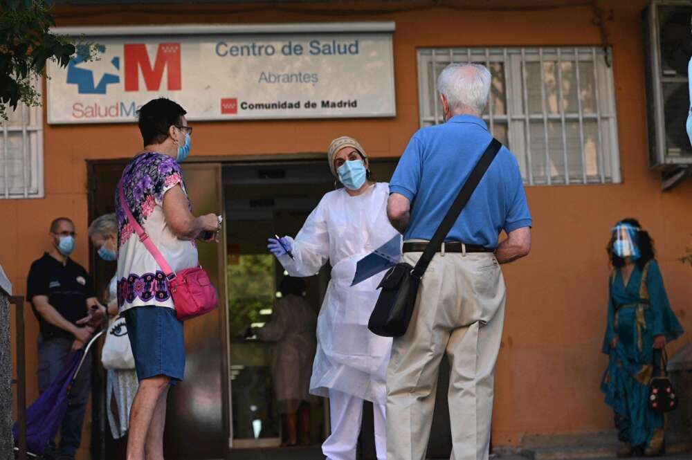 La Comunidad de Madrid realiza test PCR aleatorios en Carabanchel para detectar personas asintomáticas con coronavirus. EFE