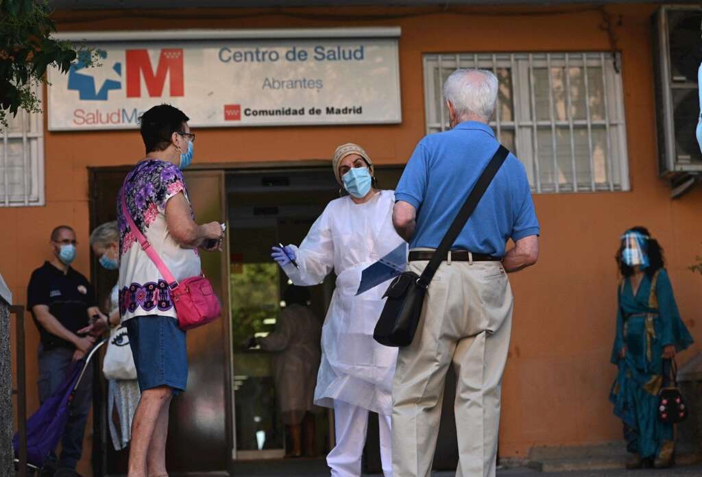 La Comunidad de Madrid realiza test PCR aleatorios en Carabanchel para detectar personas asintomáticas con coronavirus. EFE