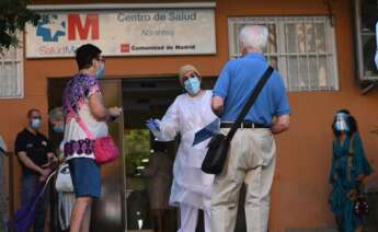 La Comunidad de Madrid realiza test PCR aleatorios en Carabanchel para detectar personas asintomáticas con coronavirus. EFE