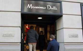 Fachada exterior de una tienda de Massimo Dutti