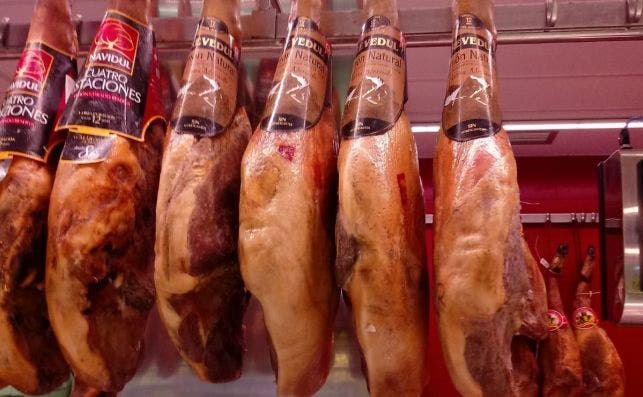 Jamones de Trevedul, una marca de Comapa, a la venta en Ahorramás. Los cerdos para producirlos se importan de Polonia, pero su etiqueta evita mencionarlo
