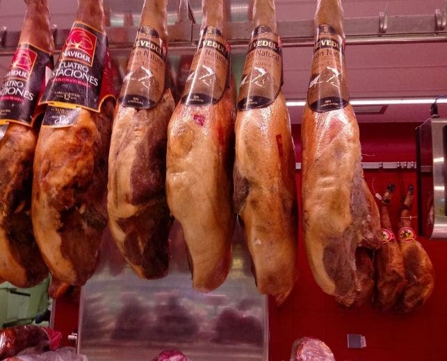 Jamones de Trevedul, una marca de Comapa, a la venta en Ahorramás. Los cerdos para producirlos se importan de Polonia, pero su etiqueta evita mencionarlo