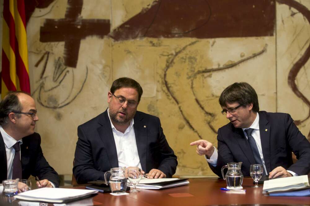 Carles Puigdemont, Oriol Junqueras, y Jordi Turull en una imagen de archivo de una reunión semanal del gobierno catalán./ EFE