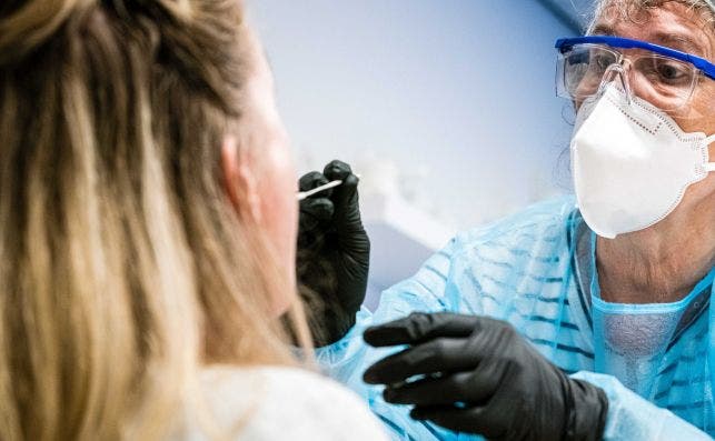 Una mujer se somete a un test rápido de coronavirus, una de las alternativas a las pruebas PCR convencionales. EFE / Archivo